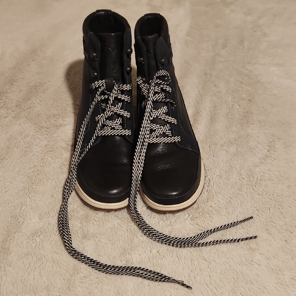 CHACO  WATERPROOF  Size 7. Black High-Top Women's Boots - Picture 12 of 15